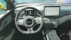 Innenufnahme des Dolphin Surf von BYD mit Lenkrad und Tablet
