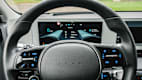 Das Lenkrad und Tachodisplay im Elektro-SUV Hyundai Ionic 5