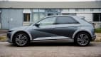 Ein grauer Elektro-SUV Hyundai Ionic 5 von der Seite
