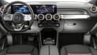 Das Cockpit mit Lenkrad und Sitzen Elektro-SUV Mercedes EQB