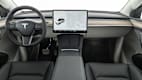 weisses Elektro-SUV Tesla Model Y