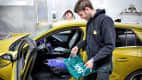 Gewichte werden auf den Fahrersitz gelegt beim Eco Test 2023 im ADAC Technik Zentrum Landsberg