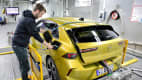 Ein Opel wird beim Eco Test 2023 im ADAC Technik Zentrum Landsberg geladen.