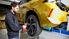 Beim Eco Test 2023 im ADAC Technik Zentrum Landsberg montiert ein Mitarbeiter Sommerreifen an einem Opel