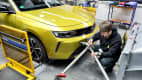 Stangen werden an einem Ope montiert für den Eco Test 2023 in ADAC Technik Zentrum Landsberg