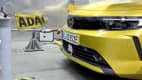 Eine ADAC Fahne weht im Wind des Windkanals beim Eco Test 2023 im ADAC Technik Zentrum Landsberg