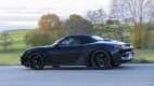 Seitenansicht eines fahrenden Porsche 718 Boxster