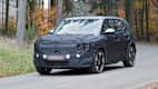 Frontansicht eines fahrenden Kia EV2 Erlkönigs