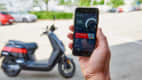 Ein Smartphone zeigt den Ladestatus des Elektrorollers NIU NQi GT