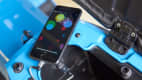 Ein Smartphone wird der Sattelbox des Elektroroller Schwalbe Govecs geladen