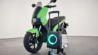 Der transportable Akku des Elektroroller Silence S01 in schwarz-neongelb