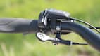 Lenkerdtail der Schalter eines E-Bikes der Marke Kalkhoff