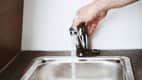Es wird geprüft ob der Wasserhahn im Camper funktioniert