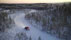 Ein Auto fährt auf der Reifenteststrecke in Ivalo in Finnland
