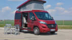 Campingtisch und Stühle vor dem Hymer Sydney