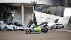 BMW C evolution stehend vor der BMW Welt