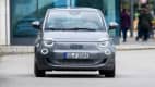 Frontansicht eines fahrenden Fiat 500e