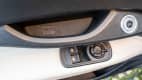 Detail in der Autotür des Fiat 500e