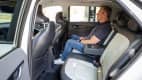 Der Redakteur Jochen Wieler sitzt auf der Rückbank des Kia Niro EV
