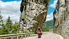 Ein Motorradfahrer macht eine Motorrad Tour durch Italien hier zu sehen die StreckePenserjoch