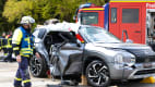 Ein Feuerwehmann begutachtet einen kauptten Mitsubishi beim NCAP24-Kongress in Penzing