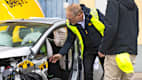 Dr. Kolke vom ADAC begutachtet ein durch einen Crash zerstörtes Auto