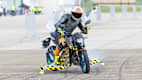 Ein Motorradfahrer beim Testen eines präperierten Motorrades  beim  NCAP24-Kongress in Penzing