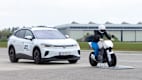 Ein VW Fährt auf einen Motorraddummy auf beim NCAP24-Kongress in Penzing