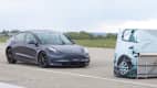 Ein Tesla fährt auf einen Dummy zu beim NCAP24-Kongress in Penzing