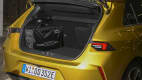 Kofferraumansicht mit der Tasche fürs Ladekabel im Opel Astra Hybrid