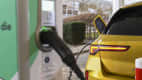 Nahaufnahme der E-Ladestation und Heck mit Rücklicht des Opel Astra Hybrid