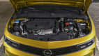 Blick in den Motorraum des gelben Opel Astra Hybrid