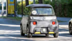 Heckansicht eines fahrenden Opel Rocks-e