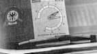Eine Parkscheibe an einem Auto von 1960