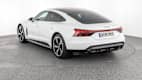 Dreiviertel Heckansicht eines Audi S e-tron