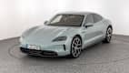 Dreiviertel Frontansicht eines Porsche Taycan