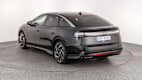 Dreiviertel Heckansicht eines VW ID7