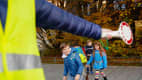 Kinder auf dem Weg zur Schule