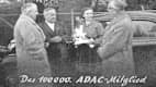 Eine Schwarzweißaufnhame aus 1951 das das hunderttausendste ADAC Mitglied zeigt