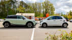 Ein Smart #1 steht einem Smart Fortwo Front zu Front gegenüber