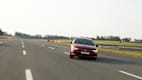 Ein VW Golf fährt auf der Teststrecke in Rom beim ADAC Sommerreifentest 2025
