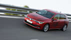 Ein VW Golf fährt auf der Teststrecke in Rom beim ADAC Sommerreifentest 2025