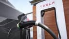 Tesla Model X an der Elektrotankstelle