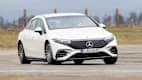 Aufnahme draußen des fahrenden Mercedes EQS580