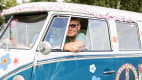 Holger Harras sitzt in seinem VW Bulli