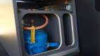 Die Gasflasche im VW Caddy California Maxi