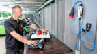 Michael Peuckert beim Test der mobilen Wallboxen im Landsberger Testzentrum