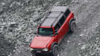 Der Ford Bronco auf einer Offroad Straße fahrend zu sehen