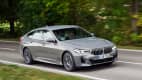 Front und Seitenansicht eines fahrenden BMW 6er GT