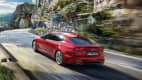 Heck und Seitenansicht eines fahrenden Kia Stinger